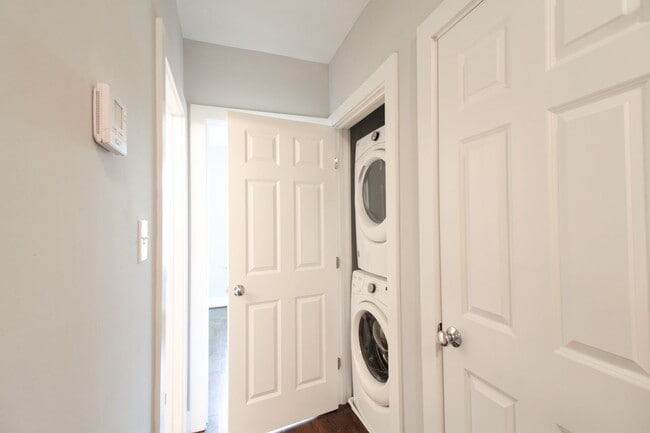 Building Photo - Gorgeous Brookland Townhouse | 4200 sqft 6 Bd 3.5 bth | Yard | 3 Porches