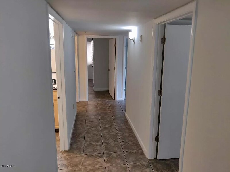 Building Photo - 1005 E 8th St