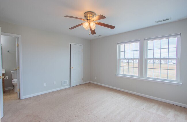 Building Photo - Great Views Overlooking the Golf Course - Large 3 Bedroom End unit TownHouse