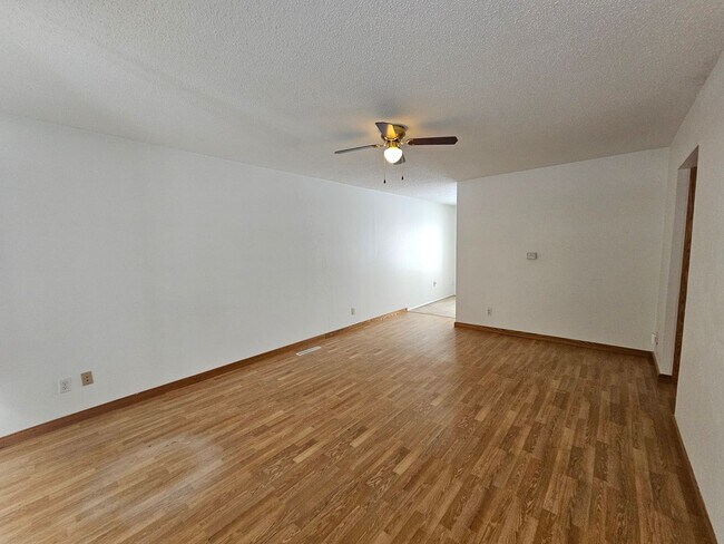 Building Photo - NW 3 Bedroom 1 bath, Large Fenced Yard, 1 Stall Garage