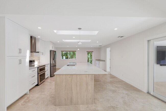 Building Photo - 1386 S Atlantic Dr