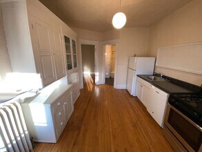 Building Photo - Upper level Corner Unit 1 Bed 1 Bath near Lake of the Isles and Walker Art Center!
Description