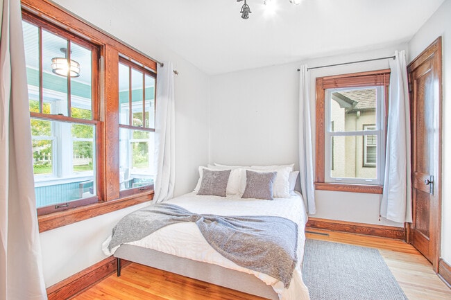Building Photo - Charming 2-Bedroom Main Floor Home in South Minneapolis