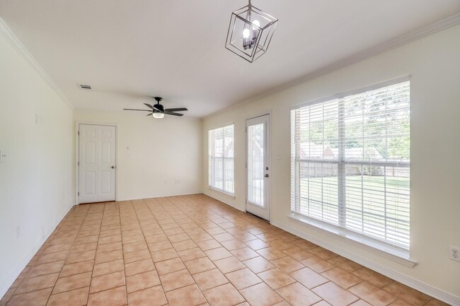 Building Photo - 14081 Oak View Cir