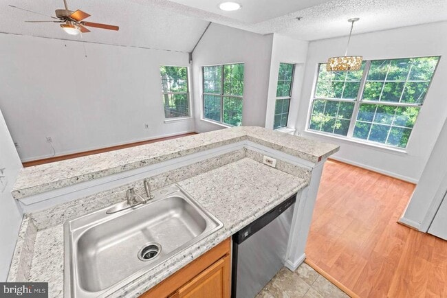 Building Photo - 1013 Fallcrest Ct