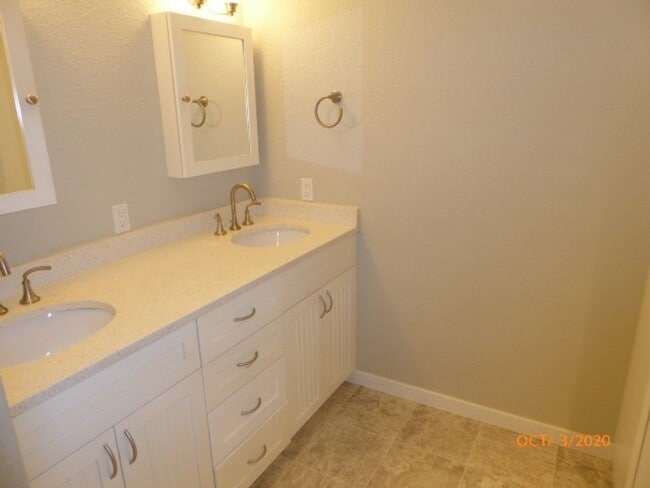 Building Photo - Beautiful 2 Story 3 Bed 2.5 Bath