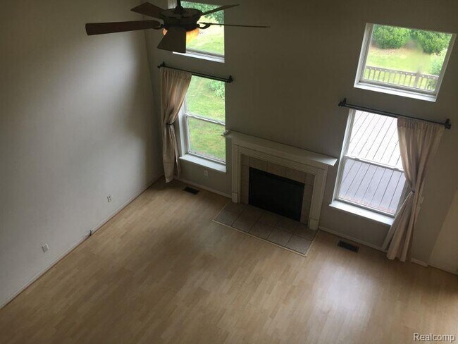 Building Photo - 879 Autumn Ridge Dr