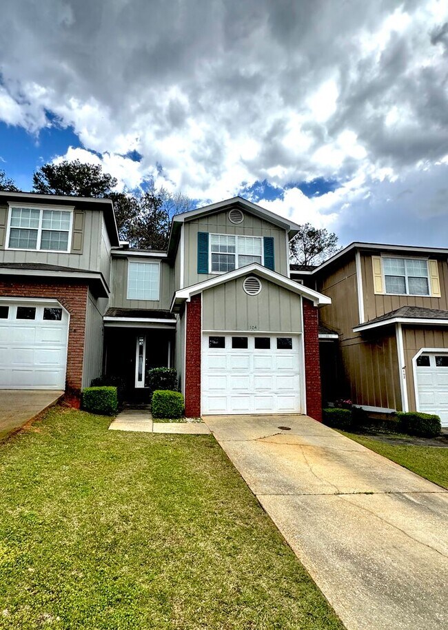 Building Photo - Available NOW -104 PIneridge