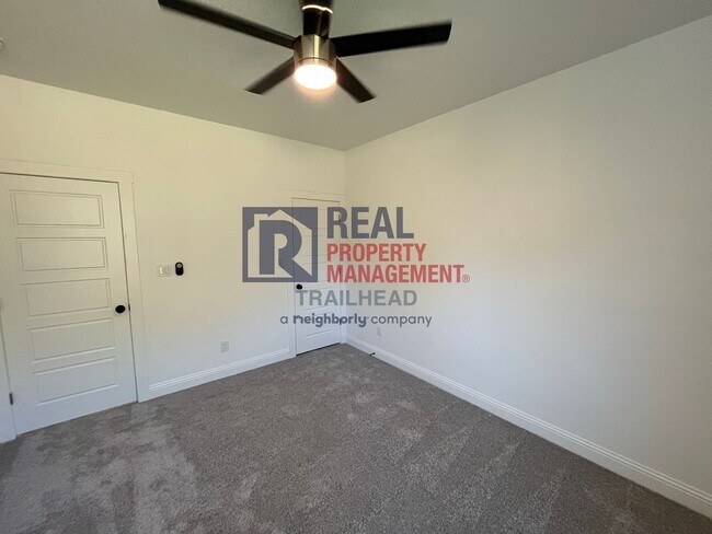 Building Photo - Stylish 3 Bed, 2 Bath Home in Gated Lakeside Community!