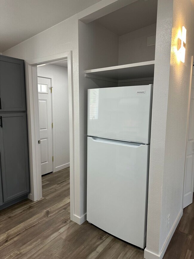 Building Photo - Beautifully updated 2 bedroom 1 bath duplex in a great neighborhood!