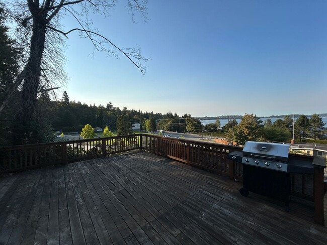 Building Photo - 3 bed/ 2 bath Two Story House overlooking Lake Washington, $3,175/mo