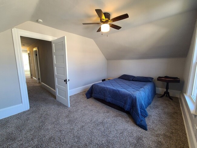 Building Photo - Renovated Private Home