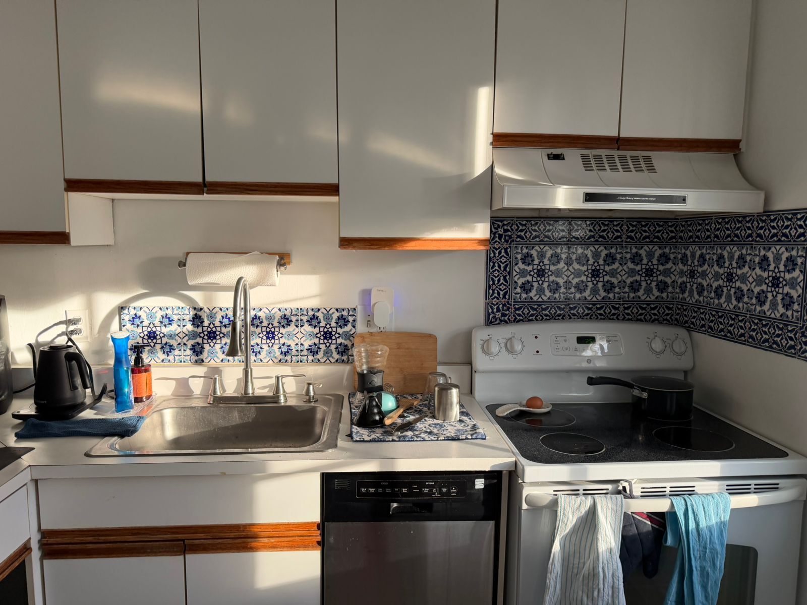 Kitchen - 1800 West Abingdon Drive