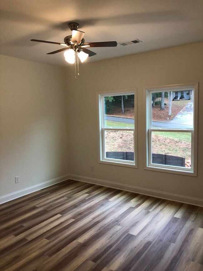 Building Photo - r38