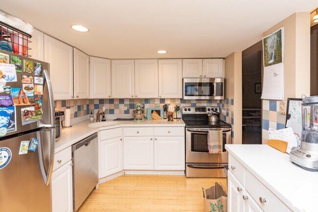 Building Photo - 3 bedroom in Chicago IL 60614