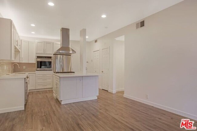 Building Photo - Stunning Playa del Rey Condo Awaits You!