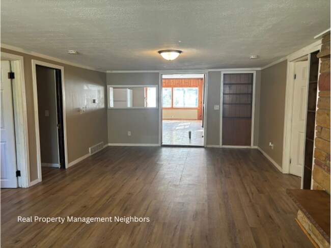 Building Photo - Large and Sunny 3 Bed 1 Bath Home Availabl...