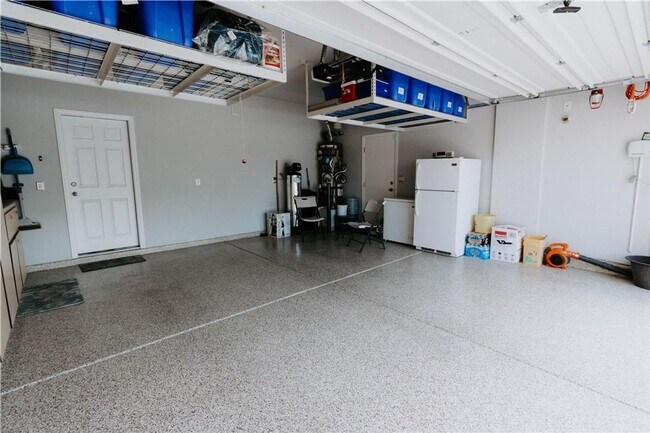 Building Photo - Single Story Home with Lush Backyard! Comi...