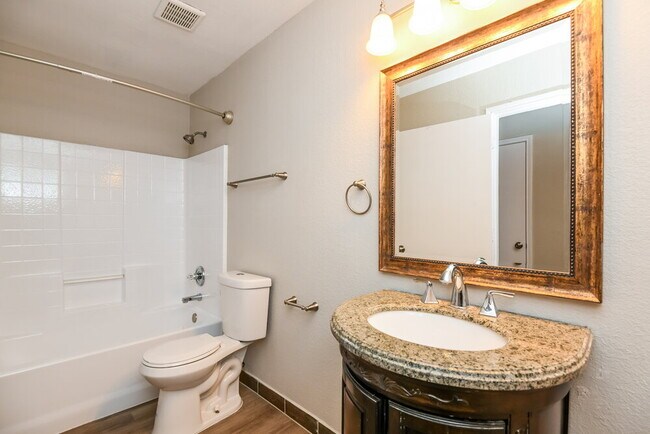 Building Photo - 1706 Country Crest Ln