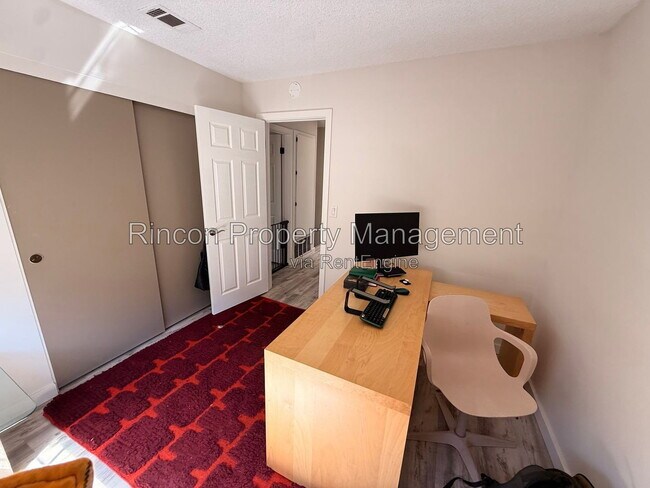 Building Photo - 411 Canterbury Way