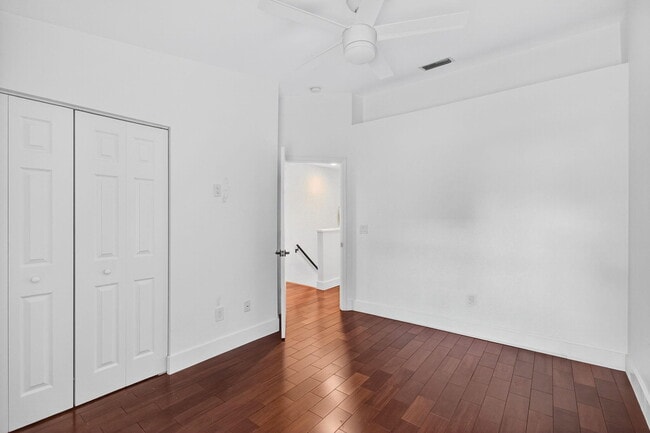 Building Photo - 858 Jeffery St