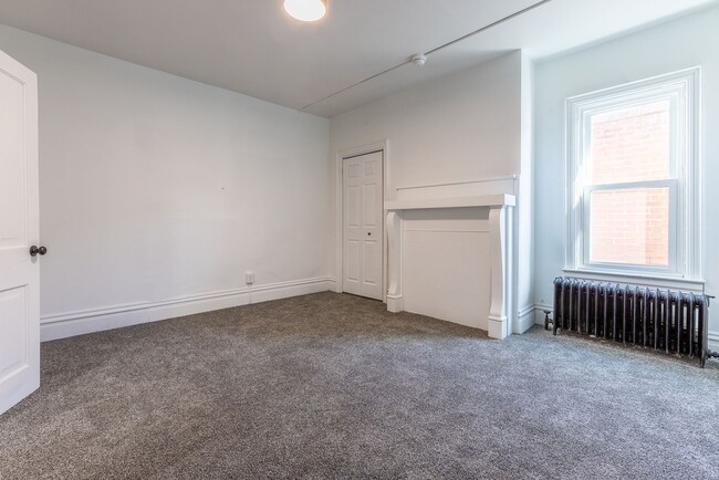 Building Photo - 747 E Warrington Ave
