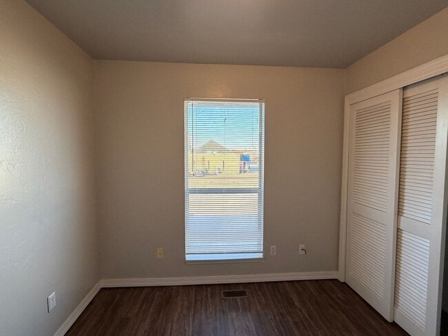 Building Photo - 3 bedroom 1.5 bath townhome - Bethany Schools