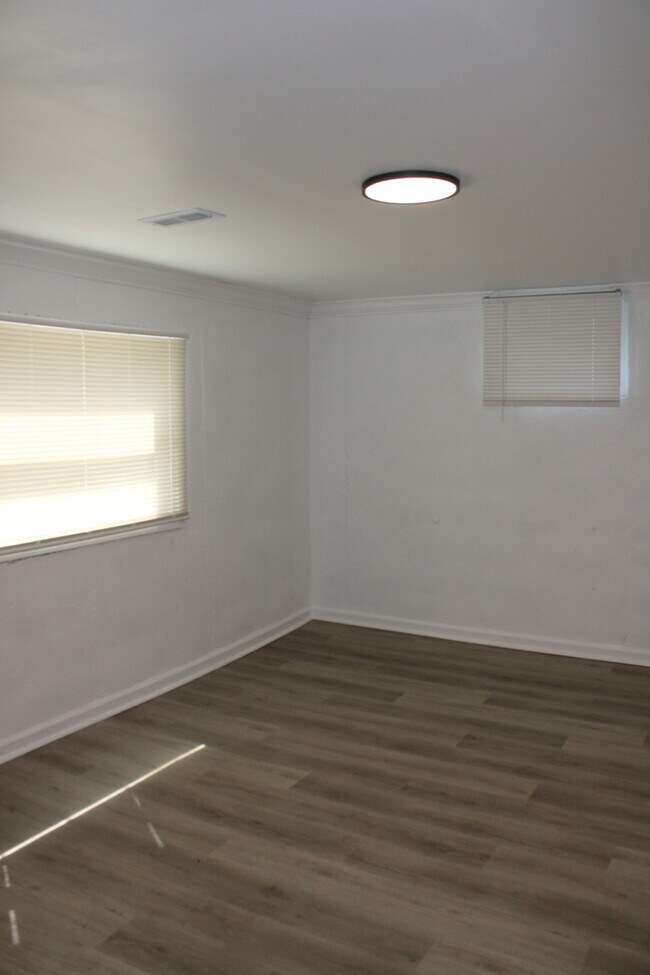 Building Photo - 4bed 2 full bath in Independence off Truma...
