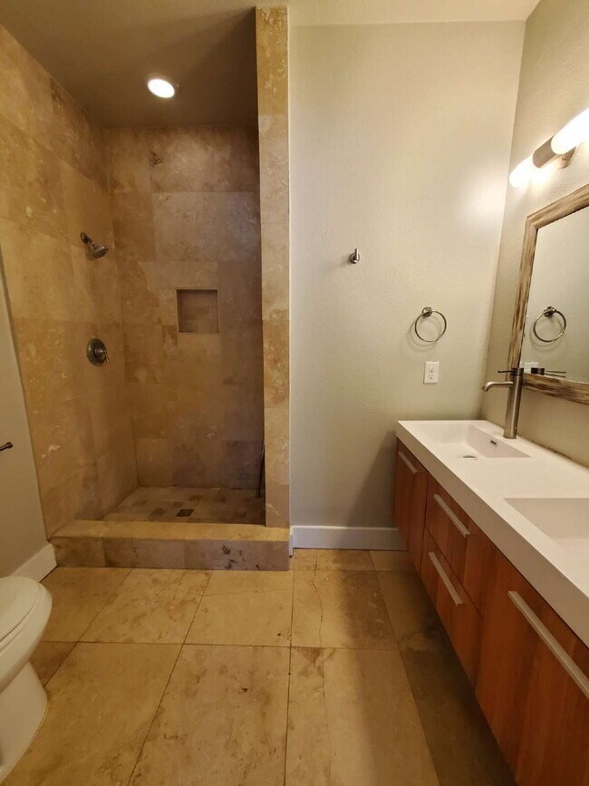 Building Photo - Modern 2-Bed / 2-Bath in Dignowity Hill with Off-Street Parking