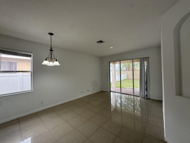 Building Photo - 1804 SW Jamesport Dr