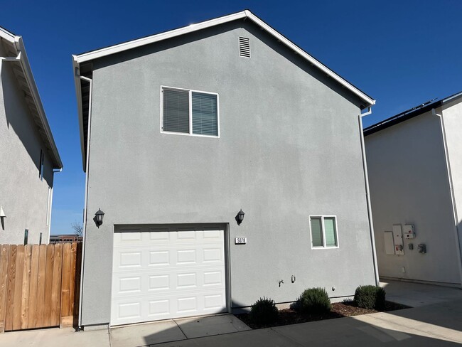 Building Photo - Discover Your Dream Home in Merced – Comfo...