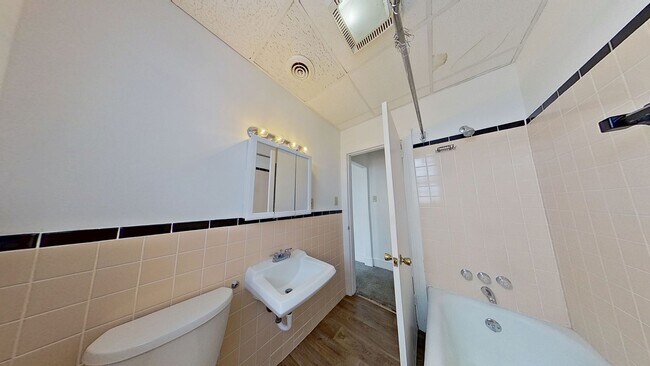 Building Photo - Spacious One Bedroom Apartment