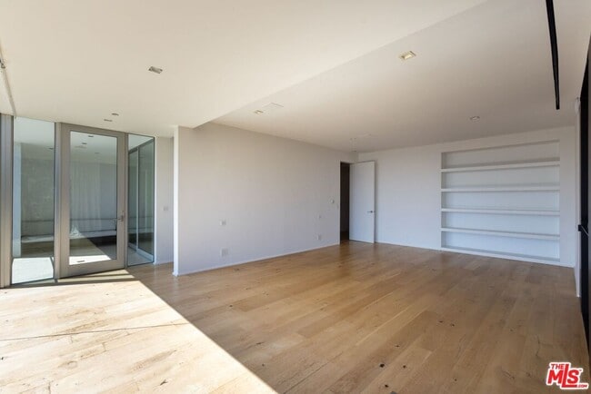 Building Photo - 1853 Sunset Plaza Dr