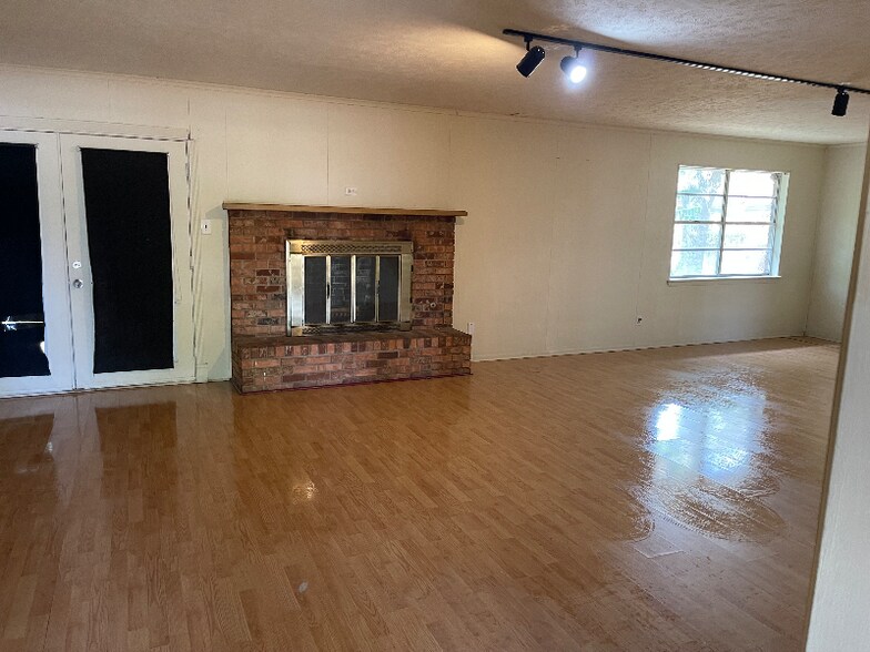 Building Photo - 2111 Scripture St