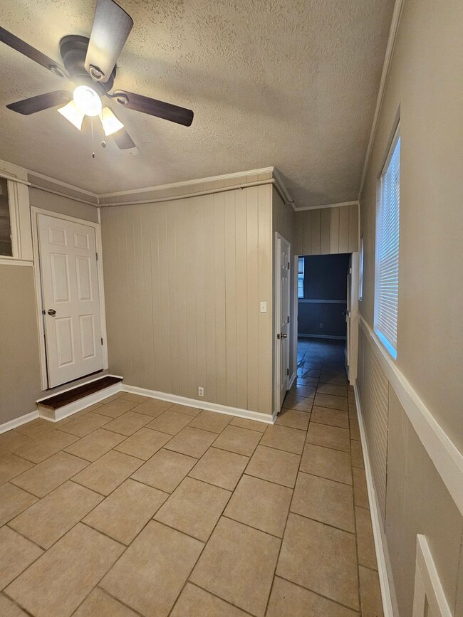 Building Photo - 2 Bedroom 1 Bath Downstairs apartment in t...