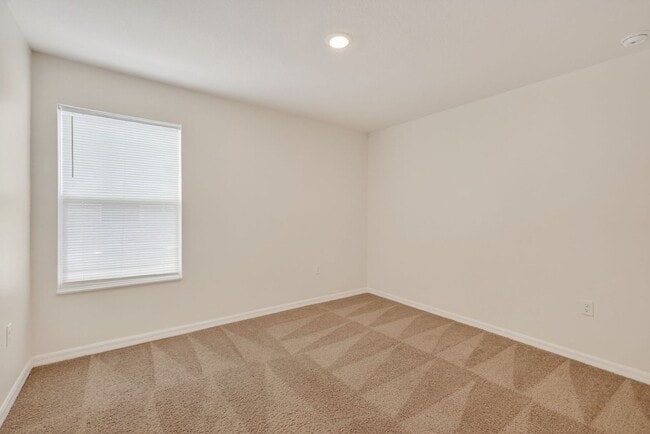 Building Photo - 3BR Townhome in Tavares with Open Floor Plan & Community Playground