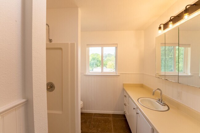 Building Photo - Hidden Gem | 4 bed 3 bath home in highly sought after Windsor Park!!!