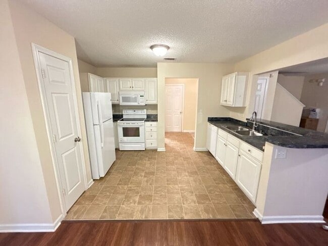 Building Photo - 5 Elders Pond Ct