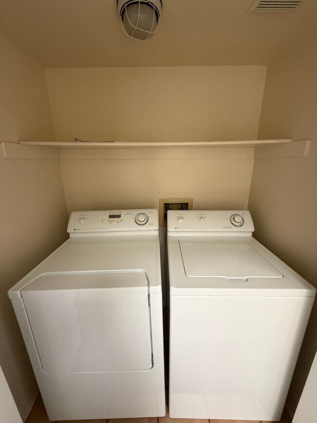 Building Photo - Spacious 3-Bedroom