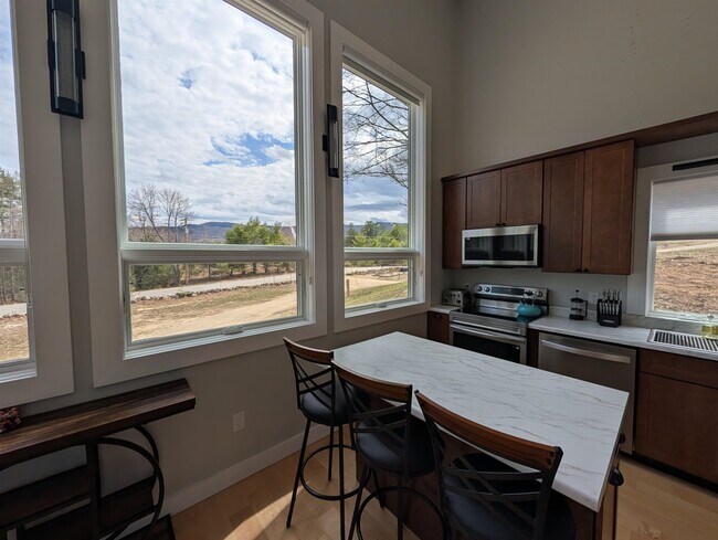 Building Photo - 274 Ragged Mountain Rd