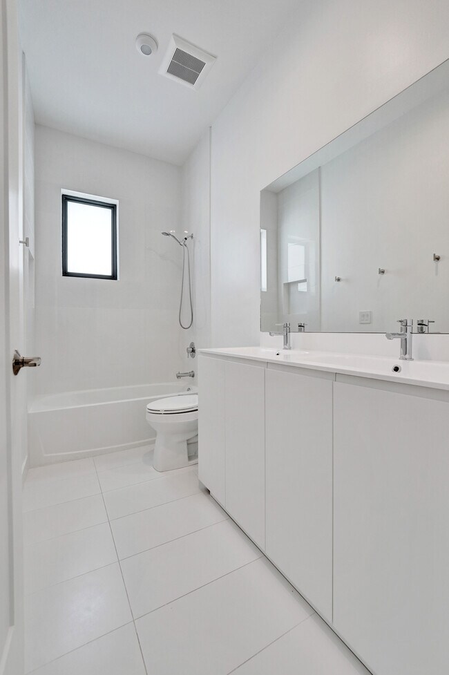 Building Photo - 5928 Brookfield Cir