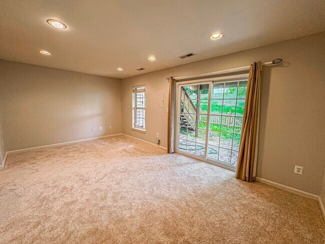 Building Photo - Gorgeous 3 Bed 2.5 Bath Interior Townhome ...