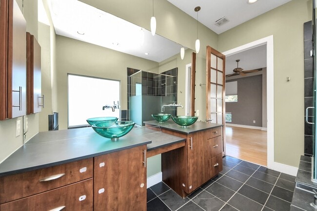 Building Photo - 1610 Calumet St