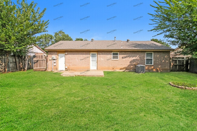 Building Photo - 613 Ramblin Oaks Dr