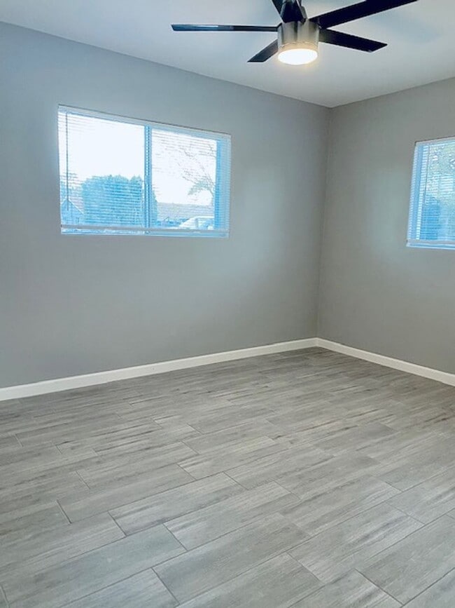 Building Photo - Modern Centrally Located 3 bed, 2 bath w/Large back yard