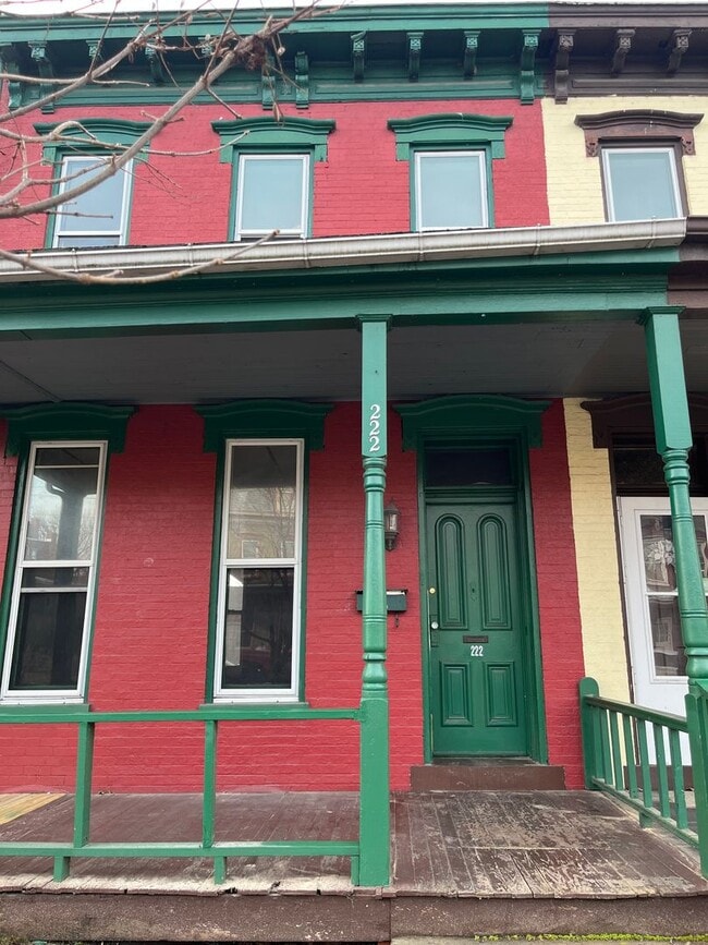 Building Photo - Large 4 Bedroom, 1 Bathroom in Columbia!