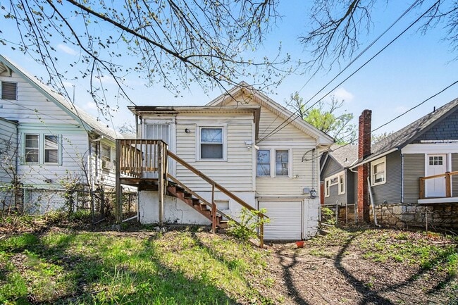 Building Photo - 2 Bed, One Bath House Near UMKC!