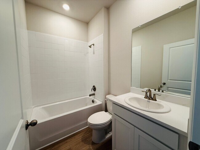 Building Photo - New built 4 bedroom 3 bath 3 car garage in Coddington Subdivision