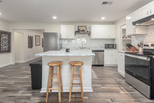 Building Photo - 65 Cleer Ave