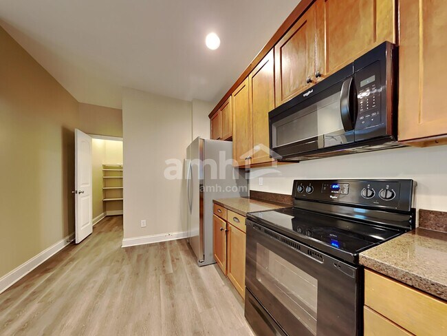 Building Photo - 8824 Shadowglen Dr